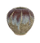 DES POTS, A PORCUPINE OR URCHIN VASE