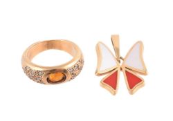 Y A GEM SET RING AND MOTHER OF PEARL PENDANT