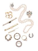 A COLLECTION OF JEWELLERY