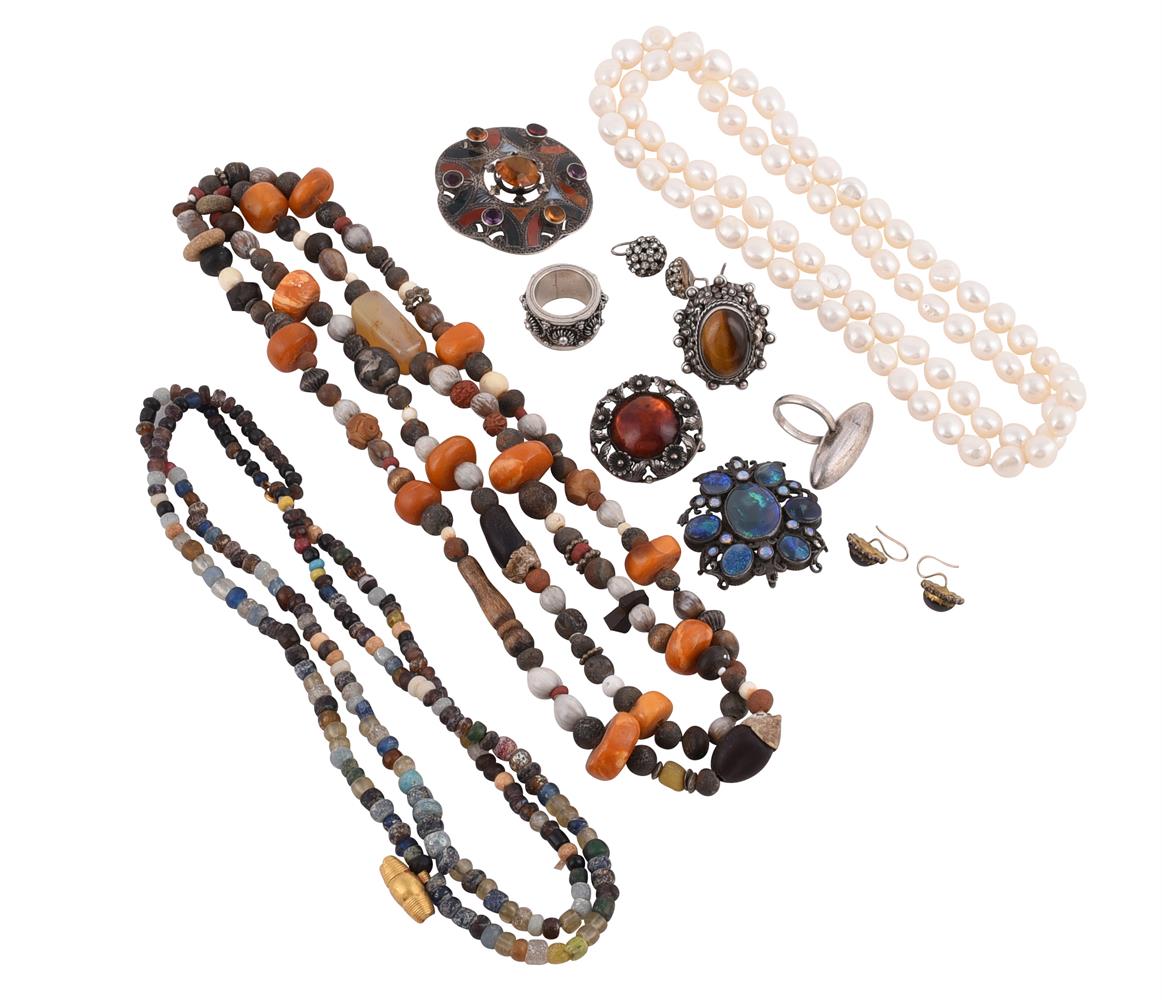 A COLLECTION OF SILVER COLOURED JEWELLERY AND COSTUME JEWELLERY