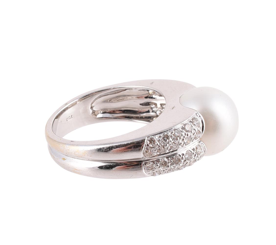 A SOUTH SEA CULTURED PEARL AND DIAMOND RING - Image 2 of 2