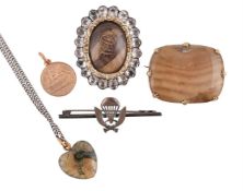 A SMALL COLLECTION OF JEWELLERY