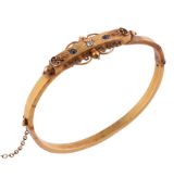 AN EARLY 20TH CENTURY DIAMOND AND SAPPHIRE HINGED BANGLE