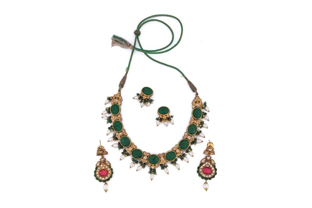 AN INDIAN COLLAR NECKLACE SET WITH POLKI DIAMONDS, GREEN STONES AND FRESHWATER CULTURED PEARLS