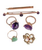 A SMALL COLLECTION OF JEWELLERY