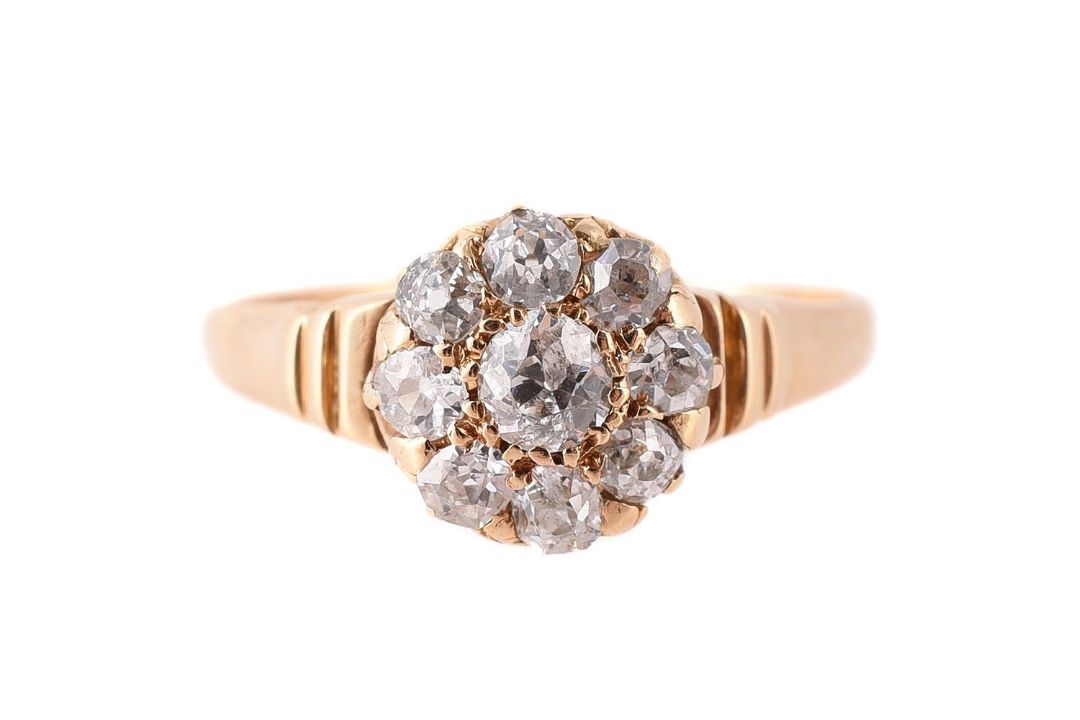 A DIAMOND CLUSTER RING - Image 1 of 2