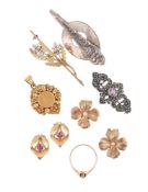 A COLLECTION OF JEWELLERY