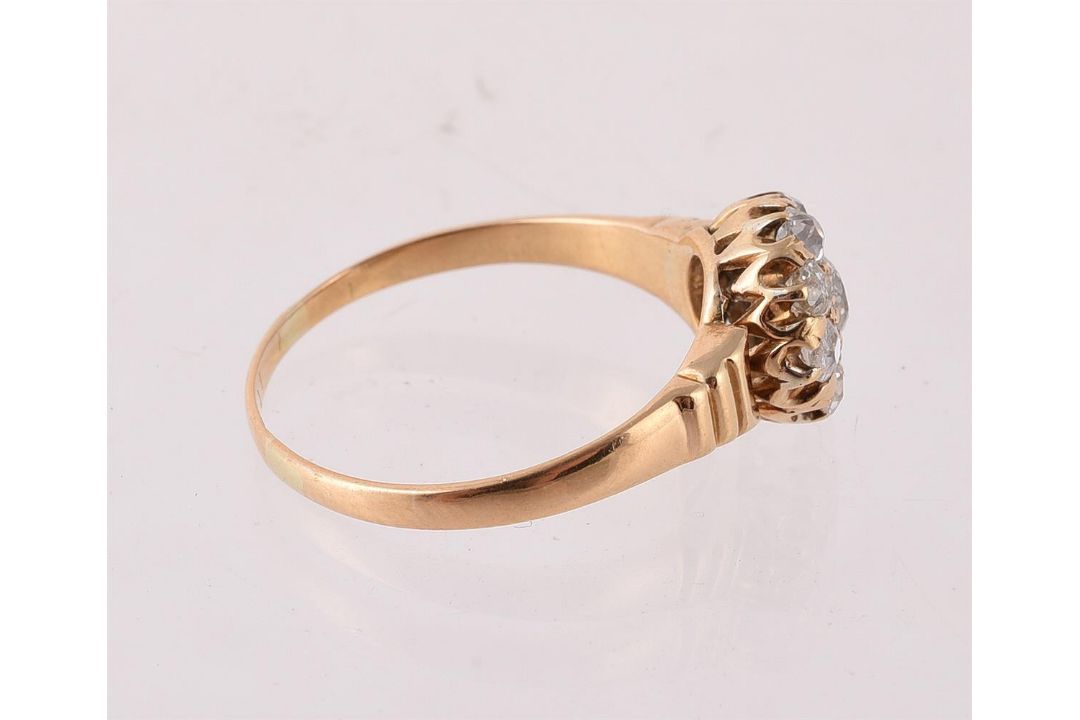 A DIAMOND CLUSTER RING - Image 2 of 2