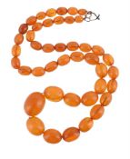 AN AMBER BEAD NECKLACE