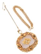A 19TH CENTURY WHITE AGATE AND GOLD BROOCH/PENDANT AND A GOLD BRACELET