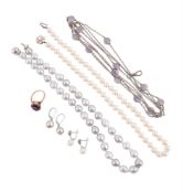 A SMALL COLLECTION OF JEWELLERY