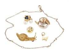 A SMALL COLLECTION OF JEWELLERY