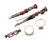 A COLLECTION OF FIVE JEWELLERY ITEMS