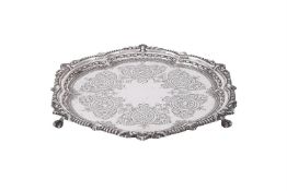 AN EDWARDIAN SILVER SHAPED CIRCULAR SALVER