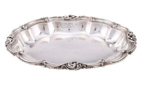 A GEORGE IV SILVER SHAPED OVAL ENTREE DISH