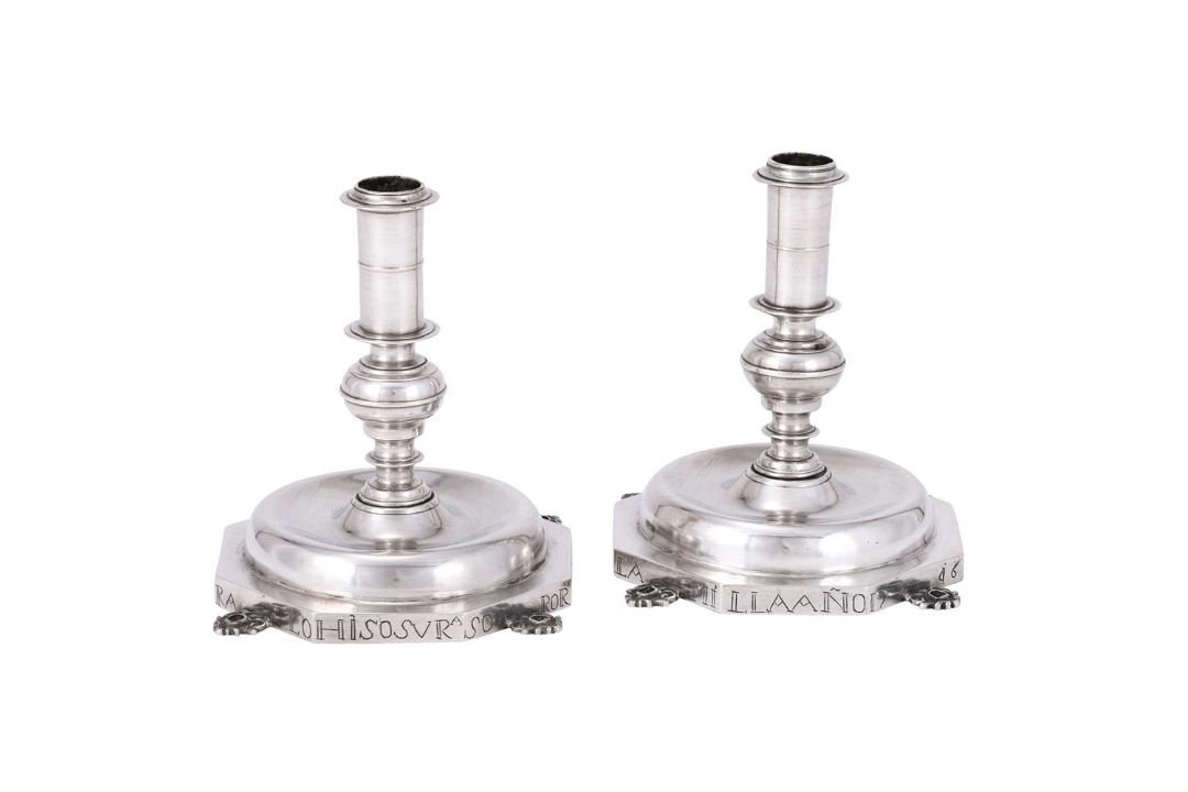 A PAIR OF SILVER COLOURED CANDLESTICKS - Image 1 of 2
