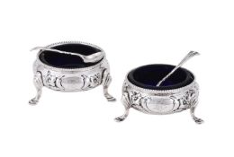 A PAIR OF VICTORIAN SILVER CAULDRON SALTS