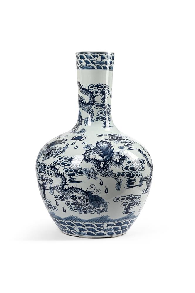 A BLUE AND WHITE PORCELAIN VASE TABLE LAMP, WITH A BLUE AND WHITE BOTTLE VASE - Image 2 of 2