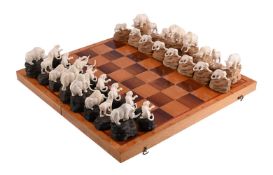 Y A RUSSIAN WOOLLY MAMMOTH IVORY 'ANIMALIER' CHESS SETLATE 20TH CENTURY