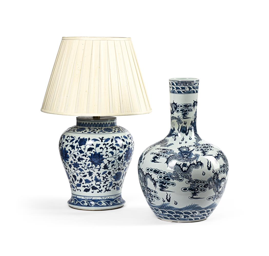 A BLUE AND WHITE PORCELAIN VASE TABLE LAMP, WITH A BLUE AND WHITE BOTTLE VASE