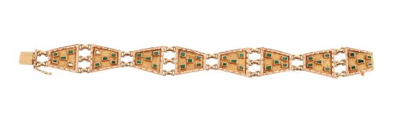AN EMERALD SET FANCY LINK BRACELET