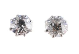A PAIR OF DIAMOND STUD EARRINGS