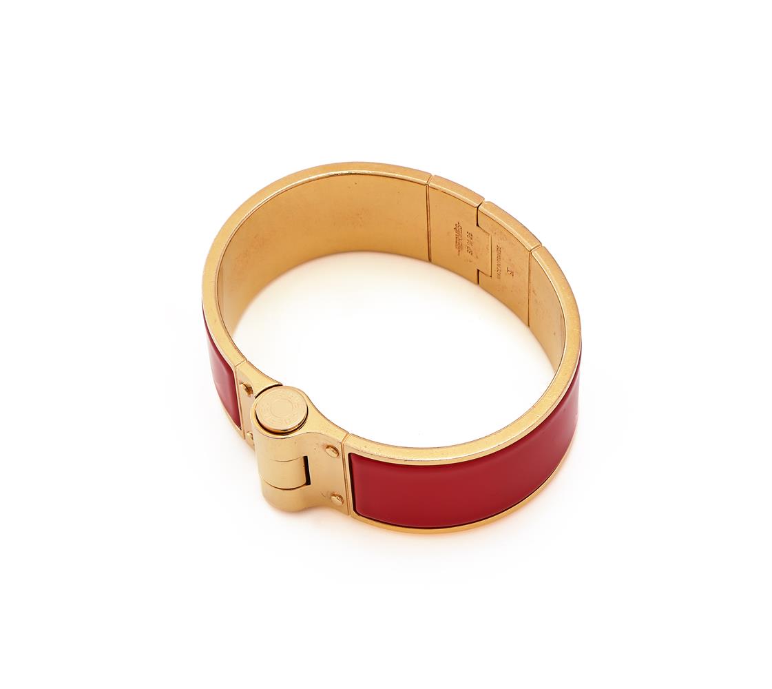 HERMÈS, 'CHARNIERE', A RED AND GILT HINGED BANGLE - Image 2 of 2
