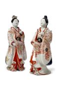A LARGE PAIR OF JAPANESE IMARI PORCELAIN BIJIN, 17TH CENTURY