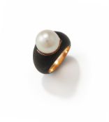 A CULTURED PEARL RING