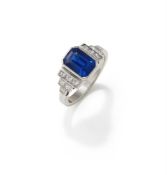 A SAPPHIRE AND DIAMOND RING