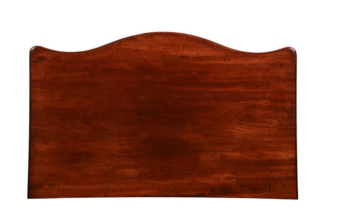 A GEORGE III MAHOGANY SERPENTINE FRONTED CHEST OF DRAWERS, CIRCA 1780 - Image 4 of 4