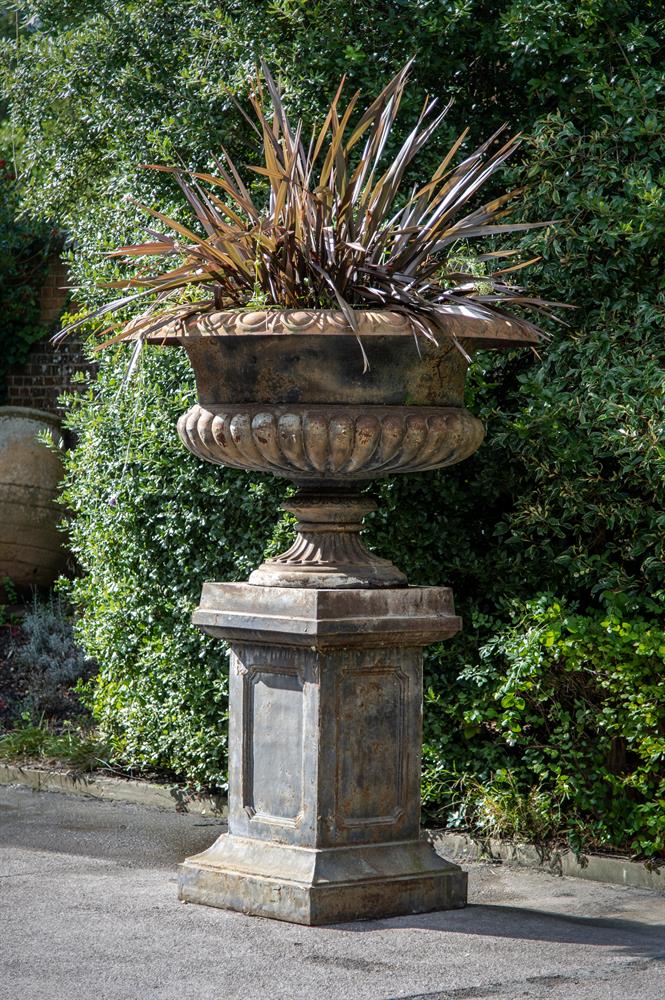 A MONUMENTAL CAST IRON URN AND PEDESTAL, IN THE MANNER OF COALBROOKDALE OR HANDYSIDE, 20TH CENTURY