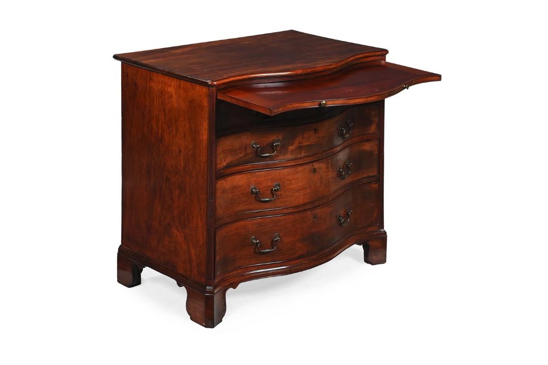 A GEORGE III MAHOGANY SERPENTINE FRONTED CHEST OF DRAWERS, CIRCA 1780 - Image 3 of 4
