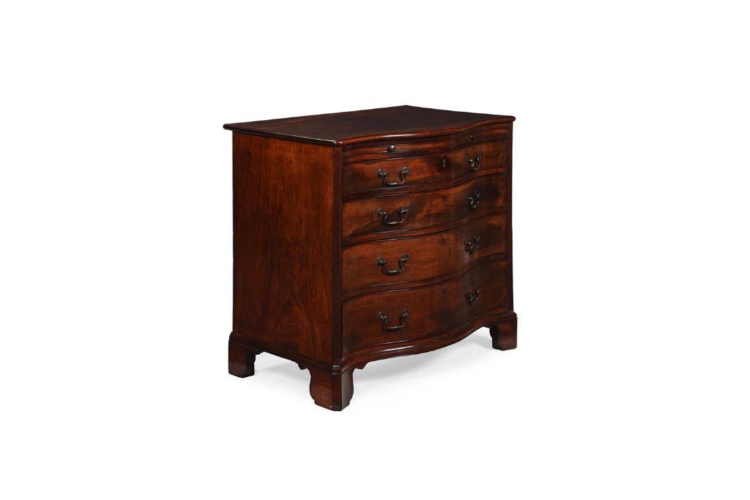 A GEORGE III MAHOGANY SERPENTINE FRONTED CHEST OF DRAWERS, CIRCA 1780 - Image 2 of 4