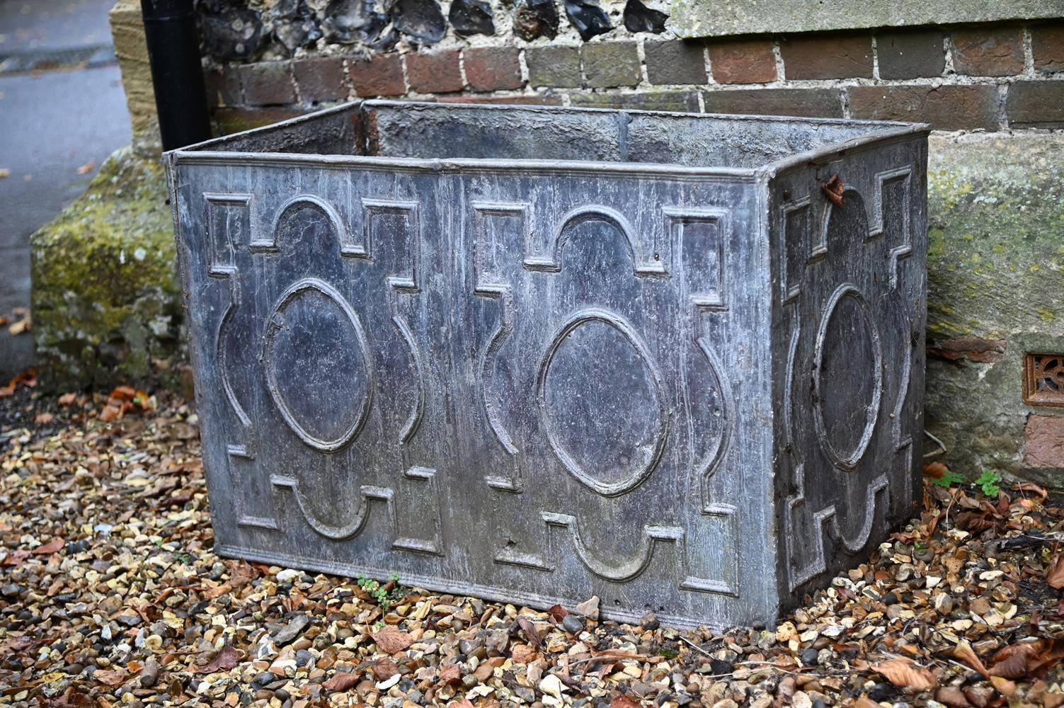 A LEAD CISTERN, IN GEORGE I STYLE, 20TH CENTURY