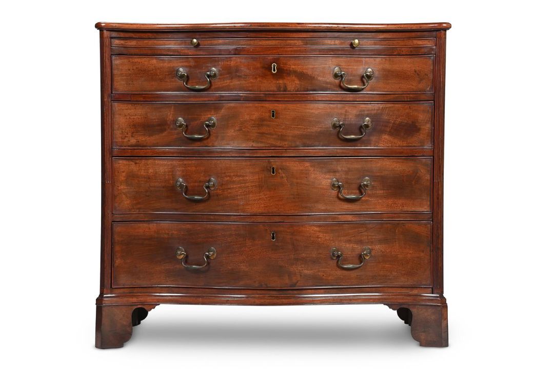 A GEORGE III MAHOGANY SERPENTINE FRONTED CHEST OF DRAWERS, CIRCA 1780 - Image 1 of 4