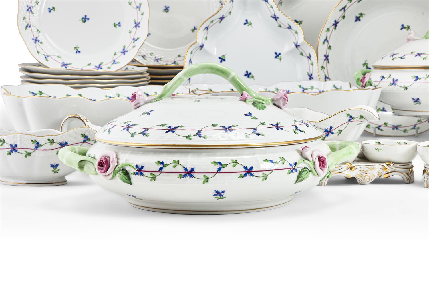 A HEREND 'CORNFLOWER BLUE GARLAND' PART DINNER SERVICE ,CIRCA 1990 - Image 3 of 5