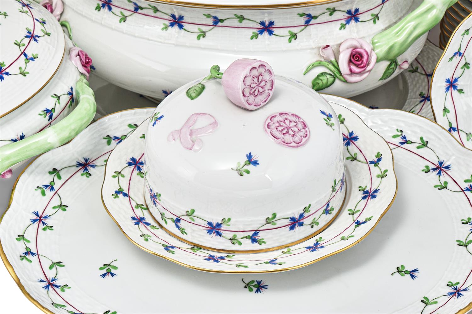 A HEREND 'CORNFLOWER BLUE GARLAND' PART DINNER SERVICE ,CIRCA 1990 - Image 4 of 5