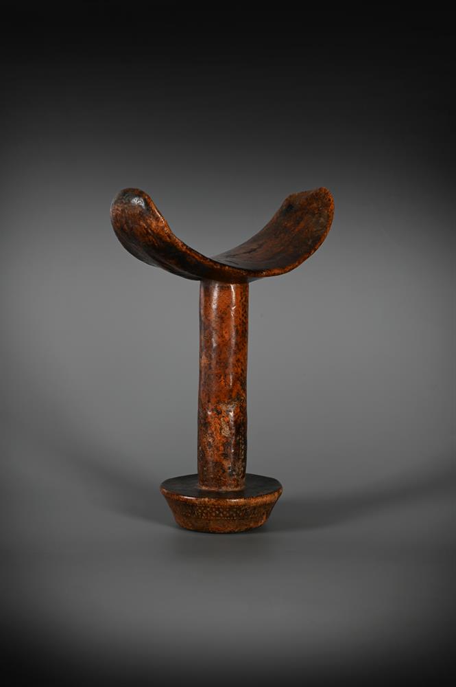 A FINE CARVED WOOD 'BONI' NECK-REST, SOMALIA - Image 2 of 2