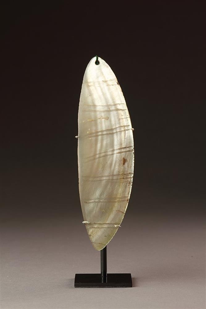 A CENTRAL DESERT ABORIGINAL RAIN MAKER'S PEARL SHELL ORNAMENT 'RINGILI' - Image 4 of 4
