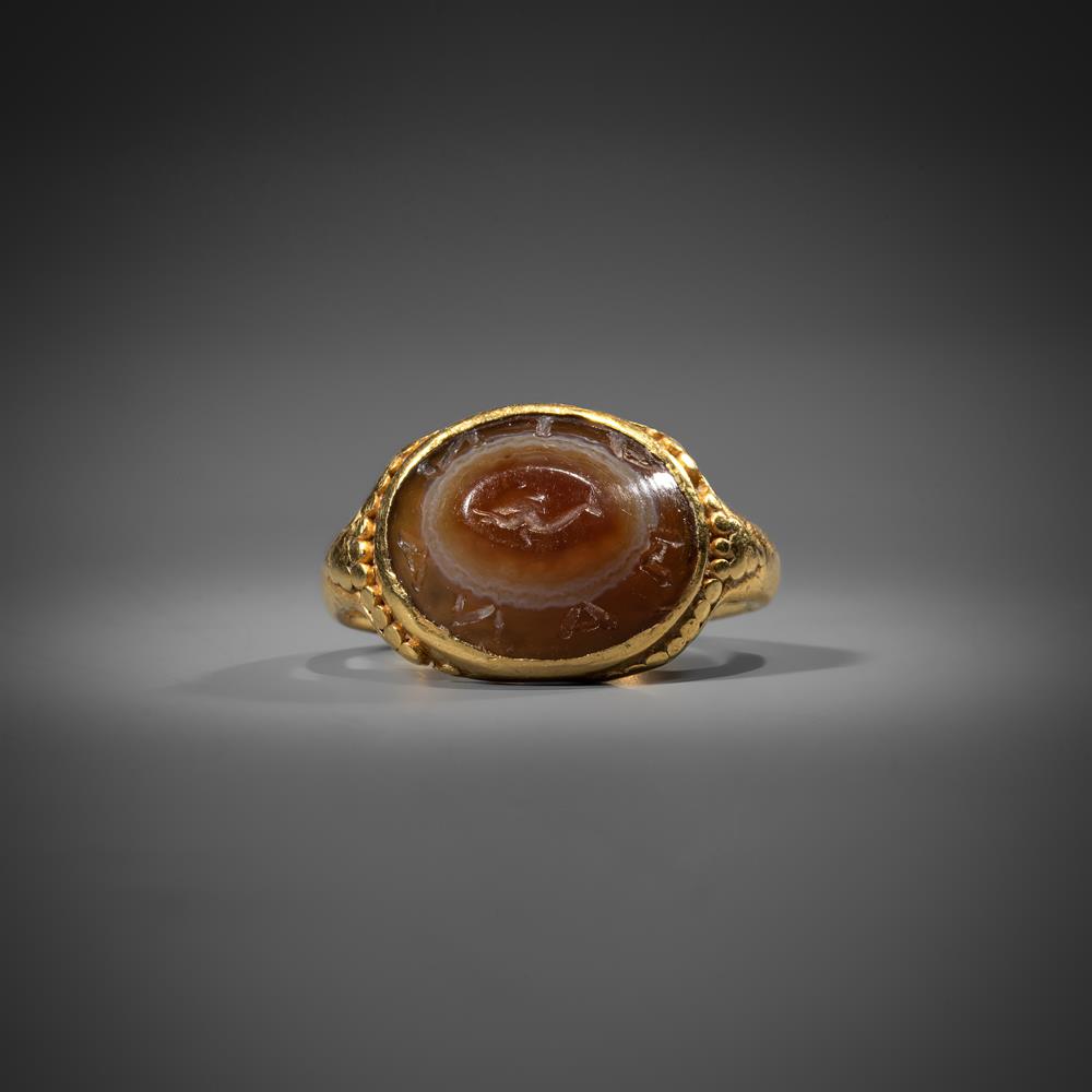 AN ANCIENT ROMAN GOLD AND AGATE INTAGLIO RING