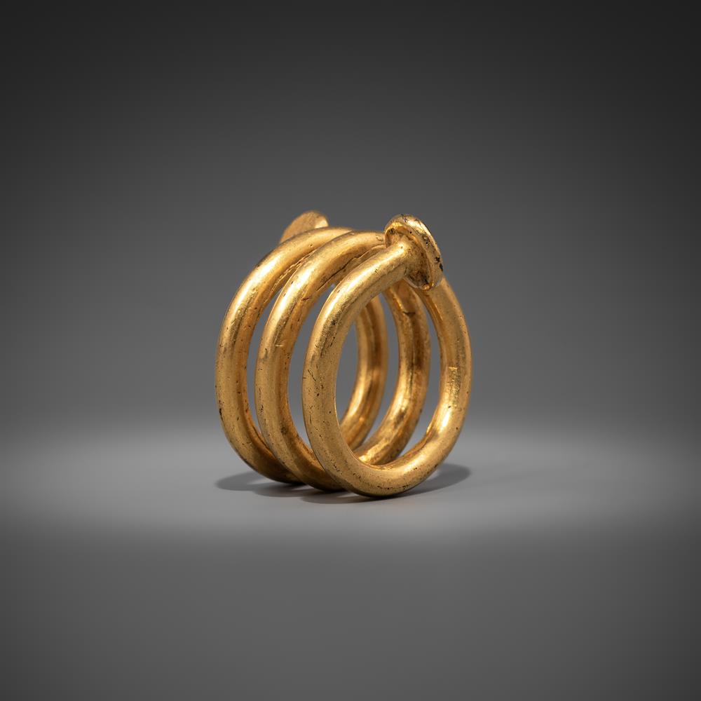 A GOLD RING/HAIR COIL, BELIEVED TO BE LATE ROMAN/EARLY CELTIC - Image 3 of 3