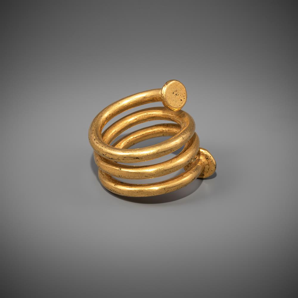 A GOLD RING/HAIR COIL, BELIEVED TO BE LATE ROMAN/EARLY CELTIC - Image 2 of 3
