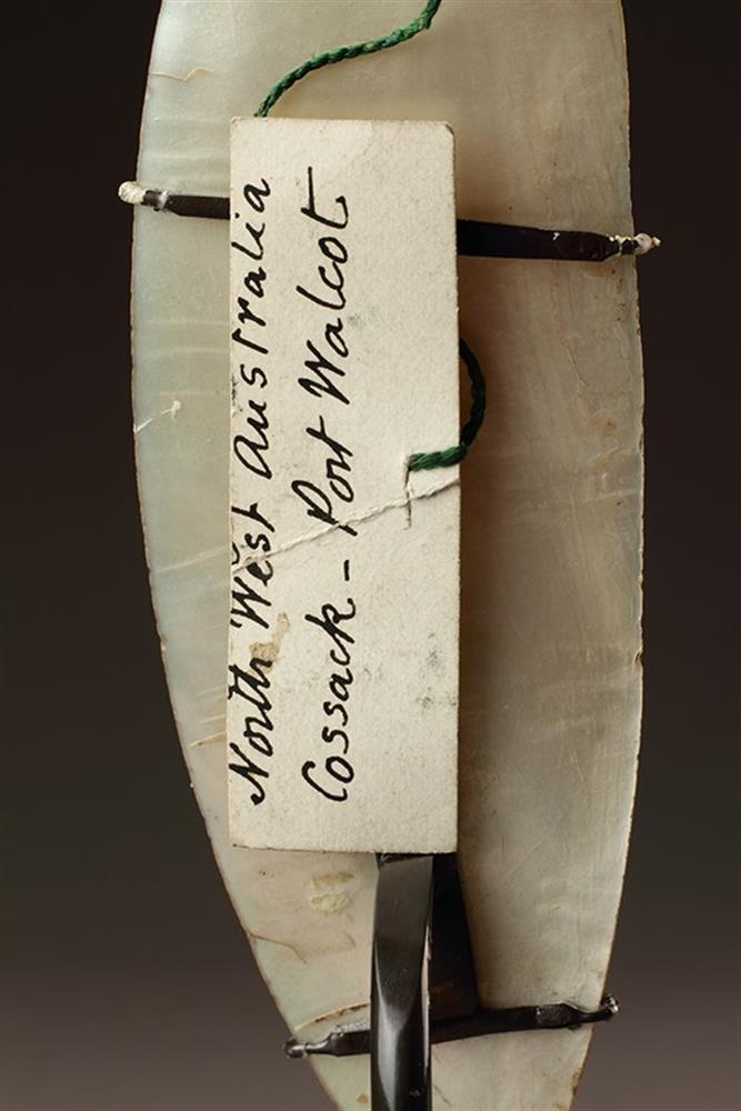 A CENTRAL DESERT ABORIGINAL RAIN MAKER'S PEARL SHELL ORNAMENT 'RINGILI' - Image 3 of 4