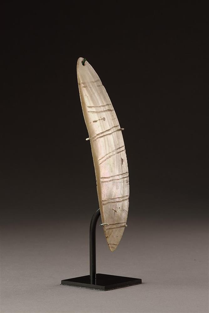 A CENTRAL DESERT ABORIGINAL RAIN MAKER'S PEARL SHELL ORNAMENT 'RINGILI' - Image 2 of 4
