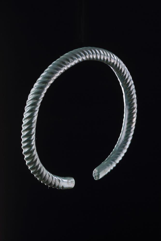 A FINE CELTIC CAST COPPER ALLOY ARM RING - Image 2 of 4