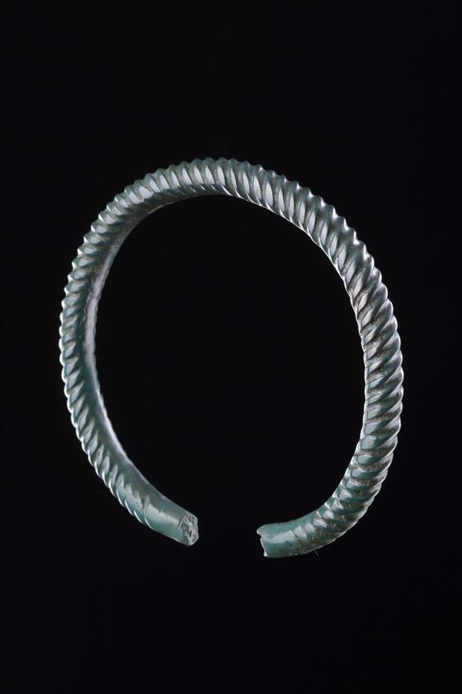 A FINE CELTIC CAST COPPER ALLOY ARM RING - Image 4 of 4