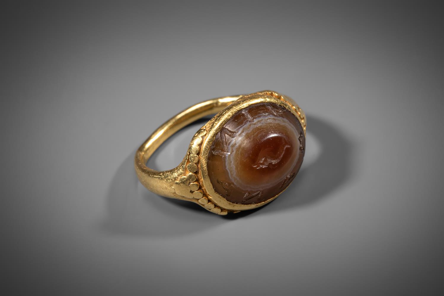 AN ANCIENT ROMAN GOLD AND AGATE INTAGLIO RING - Image 2 of 2