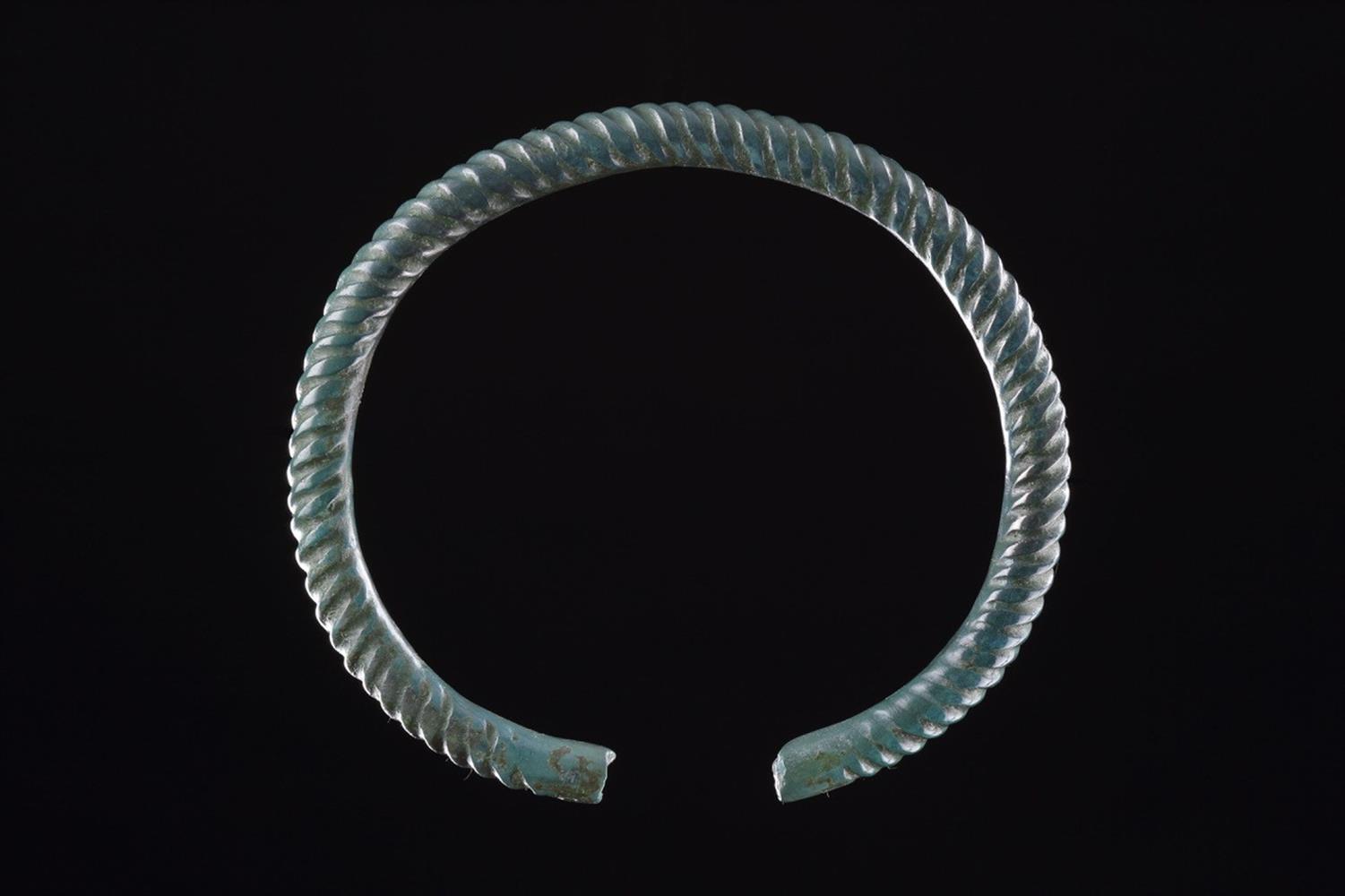 A FINE CELTIC CAST COPPER ALLOY ARM RING - Image 3 of 4