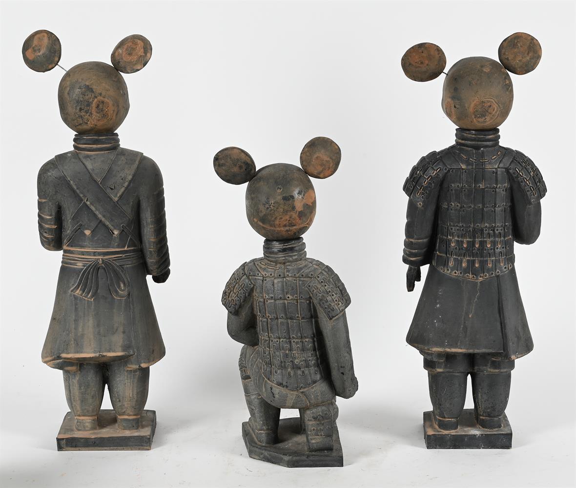 λ LIZABETH EVA ROSSOF (AMERICAN, CONTEMPORARY), A GROUP OF THREE TERRACOTTA MODELS OF WARRIORS - Image 2 of 4